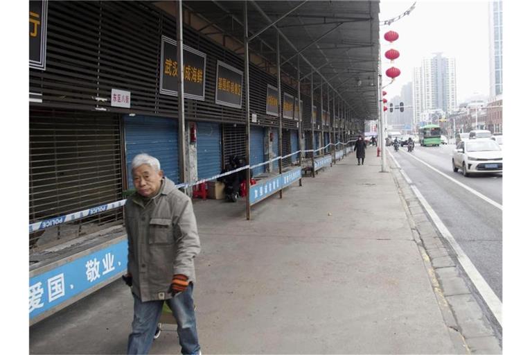 Ein Mann in Wuhan: Der Großteil der Infektionen konzentriert sich weiter auf die 11-Millionen-Metropole. Foto: Uncredited/Kyodo News/AP/dpa