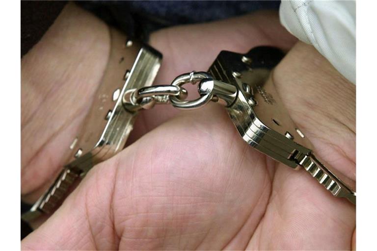 Ein Mann in Handschellen. Foto: Boris Roessler/dpa/Symbolbild/Archiv