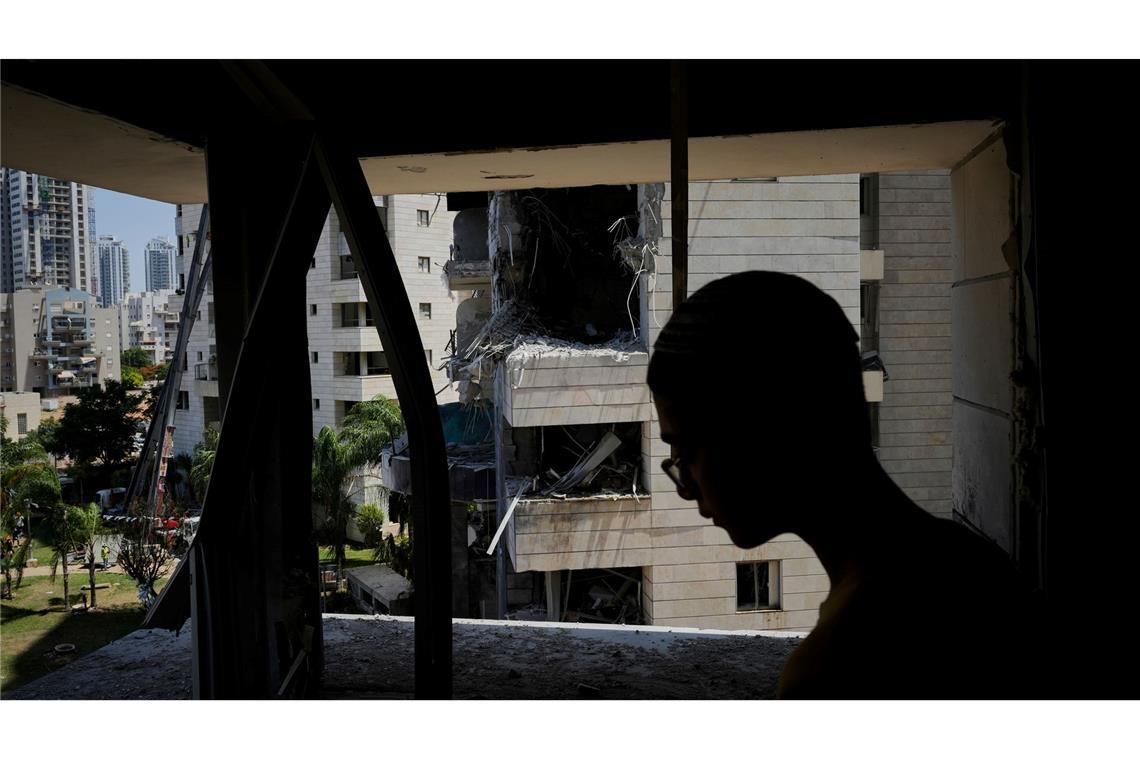 Bilder des Tages Ein Mann inspiziert die Schäden an einem Wohnhaus in Israel, das von einer aus dem Iran abgefeuerten Rakete getroffen wurde.