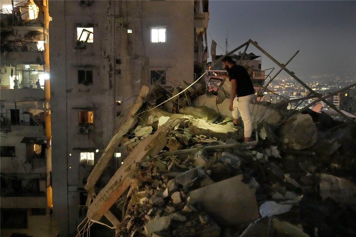 Netanjahu warnt Einwohner der Stadt Gaza: „verschwinden Sie" Ein Mann inspiziert ein zerstörtes Gebäude, das von einem israelischen Luftangriff in einem Vorort von Beirut getroffen wurde.