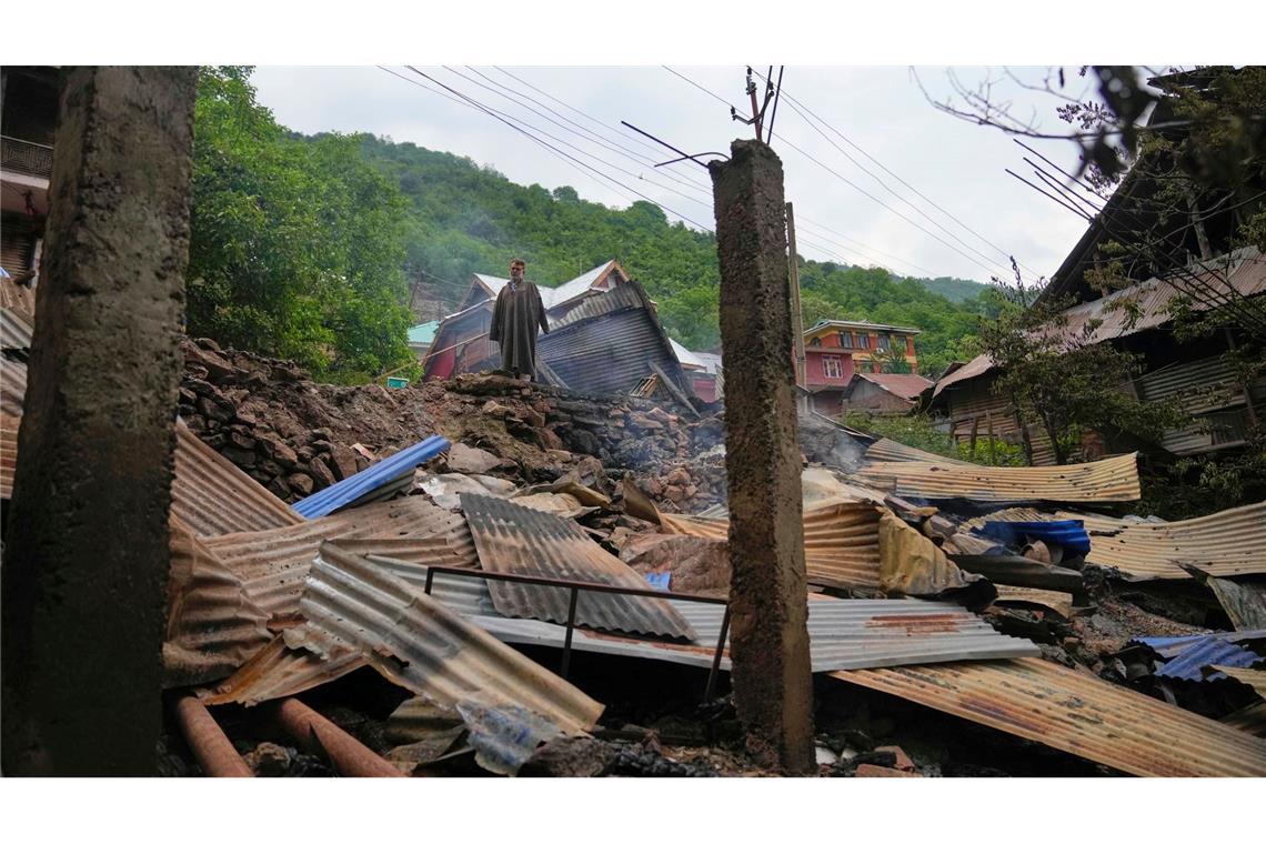 Neue Feuergefechte zwischen Indien und Pakistan Ein Mann inspiziert sein beschädigtes Haus nach dem nächtlichen Beschuss aus Pakistan im Dorf Gingal im Bezirk Uri im indisch kontrollierten Kaschmir.