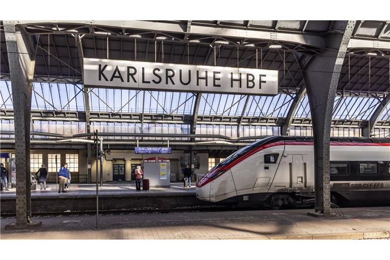 Ein Mann ist am Karlsruher Hauptbahnhof lebensgefährlich verletzt worden. (Archivbild)