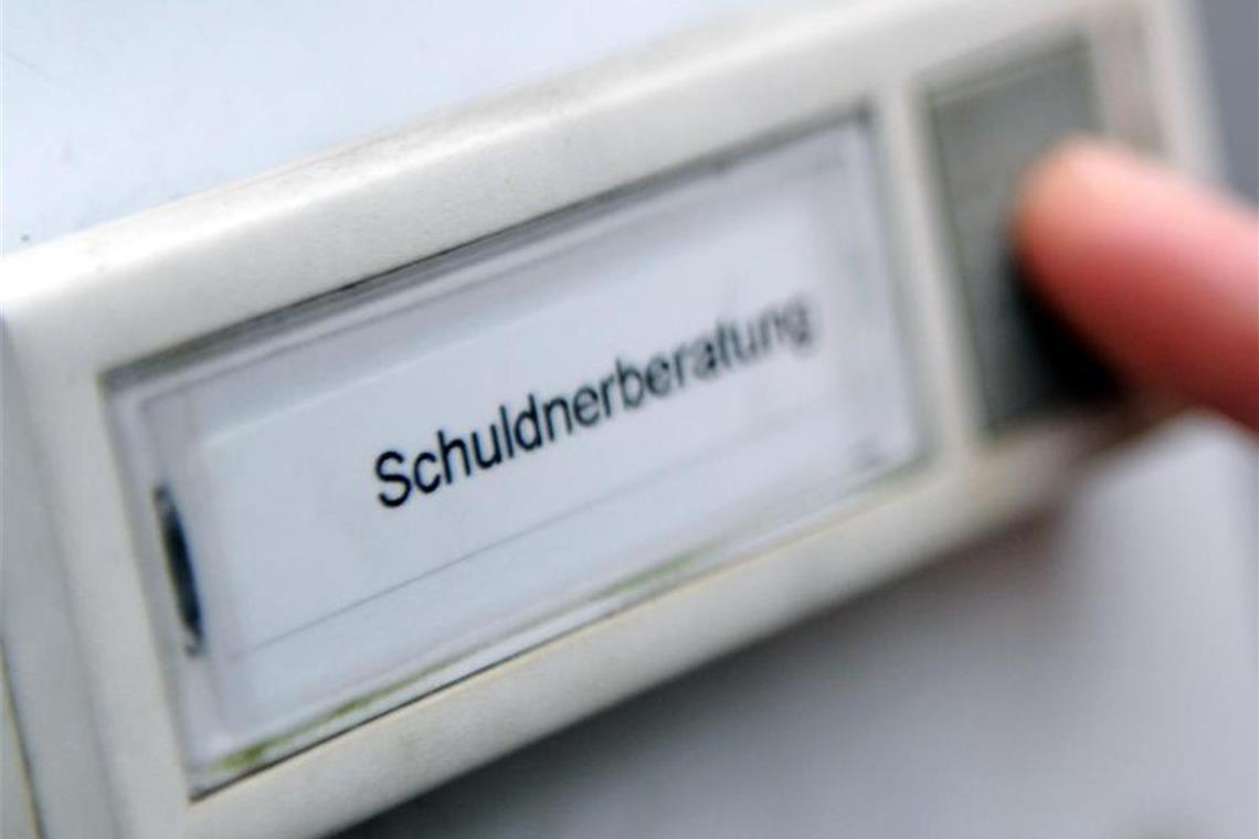 „Schuldneratlas“: Altersüberschuldung steigt dramatisch an Ein Mann klingelt bei der Schuldner- und Insolvenzberatungsstelle des Deutschen Roten Kreuzes. Foto: Angelika Warmuth/dpa