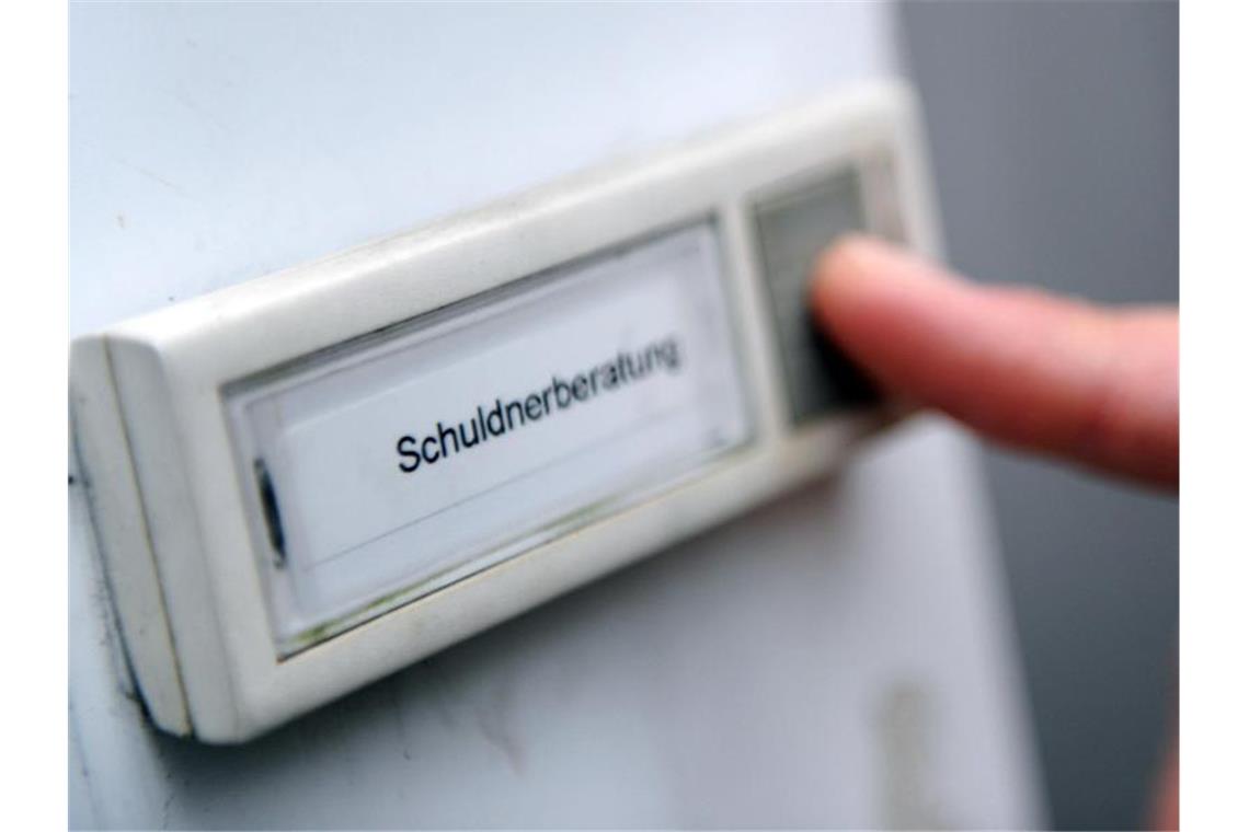 Mehr als 580.000 Verbraucher in Schuldnerberatung Ein Mann klingelt bei einer Schuldner- und Insolvenzberatungsstelle. Foto: Angelika Warmuth/dpa