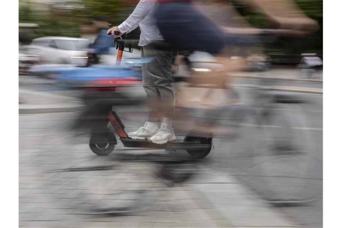 Ein Mann kreuzt mit seinem E-Tretroller einen Fahrradfahrer. Foto: Christoph Soeder