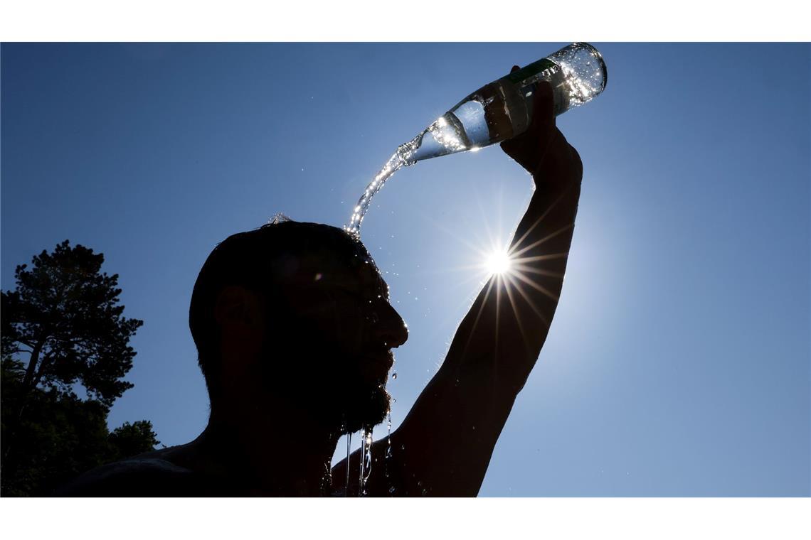 Jüngste Hitzewelle: Deutlich mehr Tote durch Klimawandel Ein Mann kühlt sich bei Hitze ab. (Archivbild)