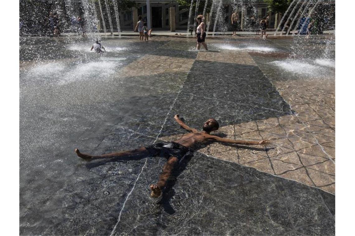 Feuer im Westen Nordamerikas brennen weiter Ein Mann kühlt sich im kanadischen Edmonton im Pool des Rathauses ab. Foto: Jason Franson/The Canadian Press/dpa