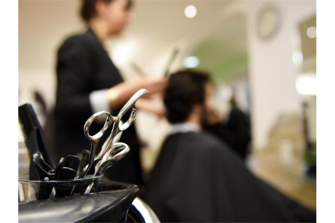 Ein Mann lässt sich die Haare schneiden. Foto: Angelika Warmuth/dpa/Symbolbild