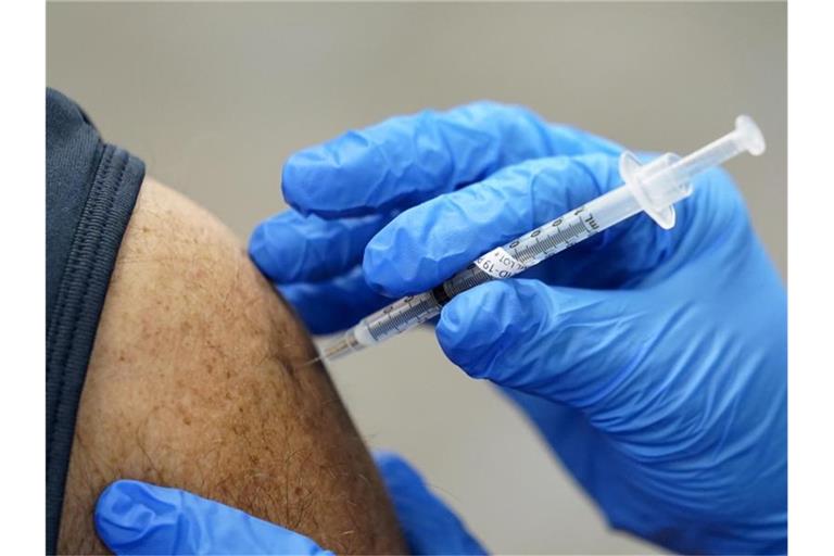 Ein Mann lässt sich in Southfield in Ohio gegen das Coronavirus impfen. Foto: Paul Sancya/AP/dpa