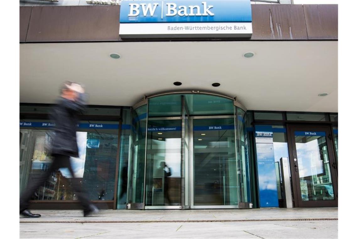 Ein Mann läuft am Eingangsbereich eines Gebäudes der Baden-Württembergischen Bank vorbei. Foto: picture alliance / dpa