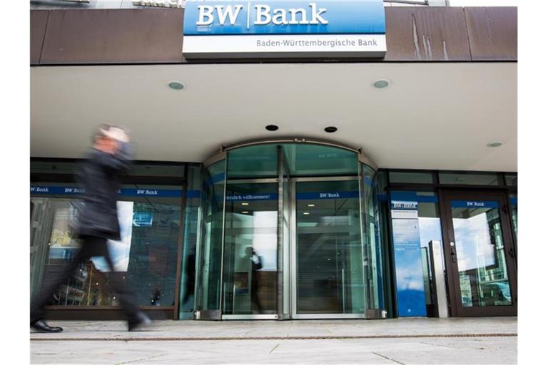 Ein Mann läuft am Eingangsbereich eines Gebäudes der Baden-Württembergischen Bank vorbei. Foto: picture alliance / dpa