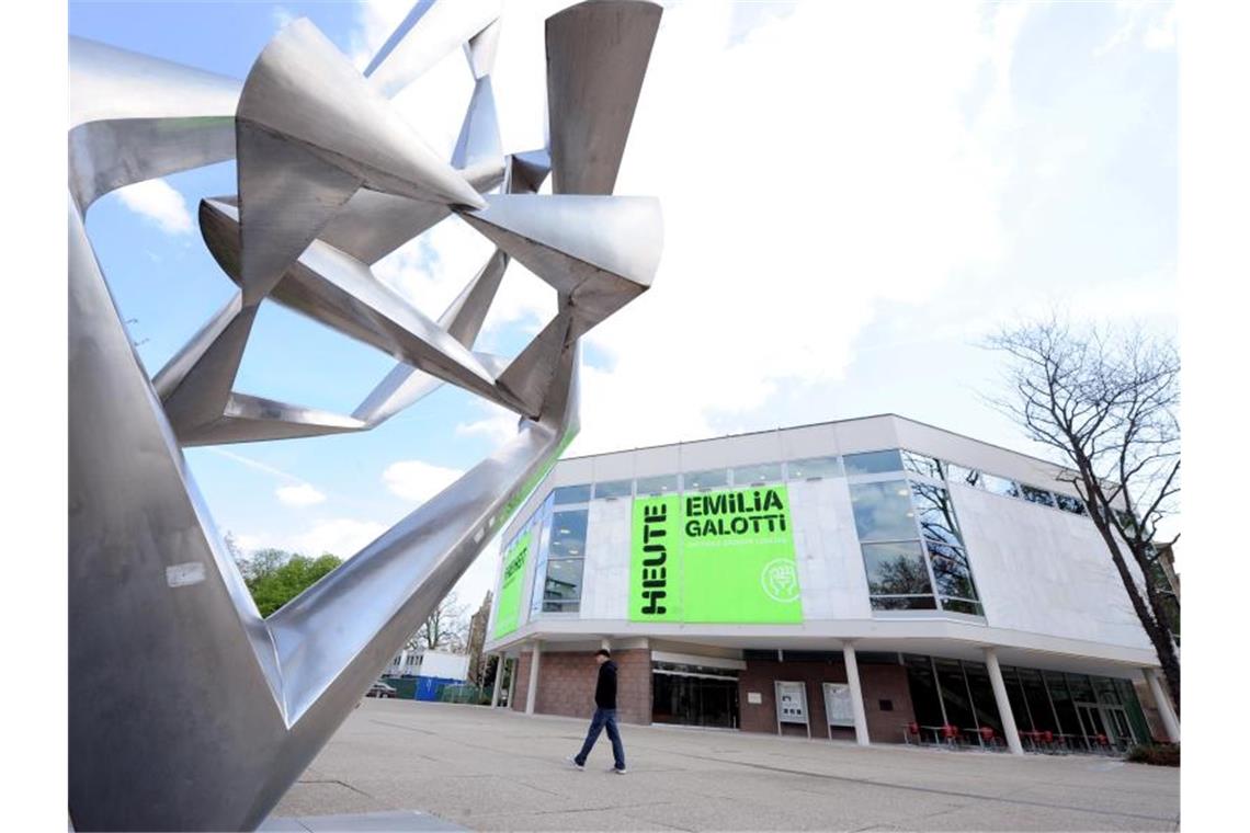 Ein Mann läuft am Schauspielhaus in Stuttgart vorbei. Foto: picture alliance / dpa/Archivbild