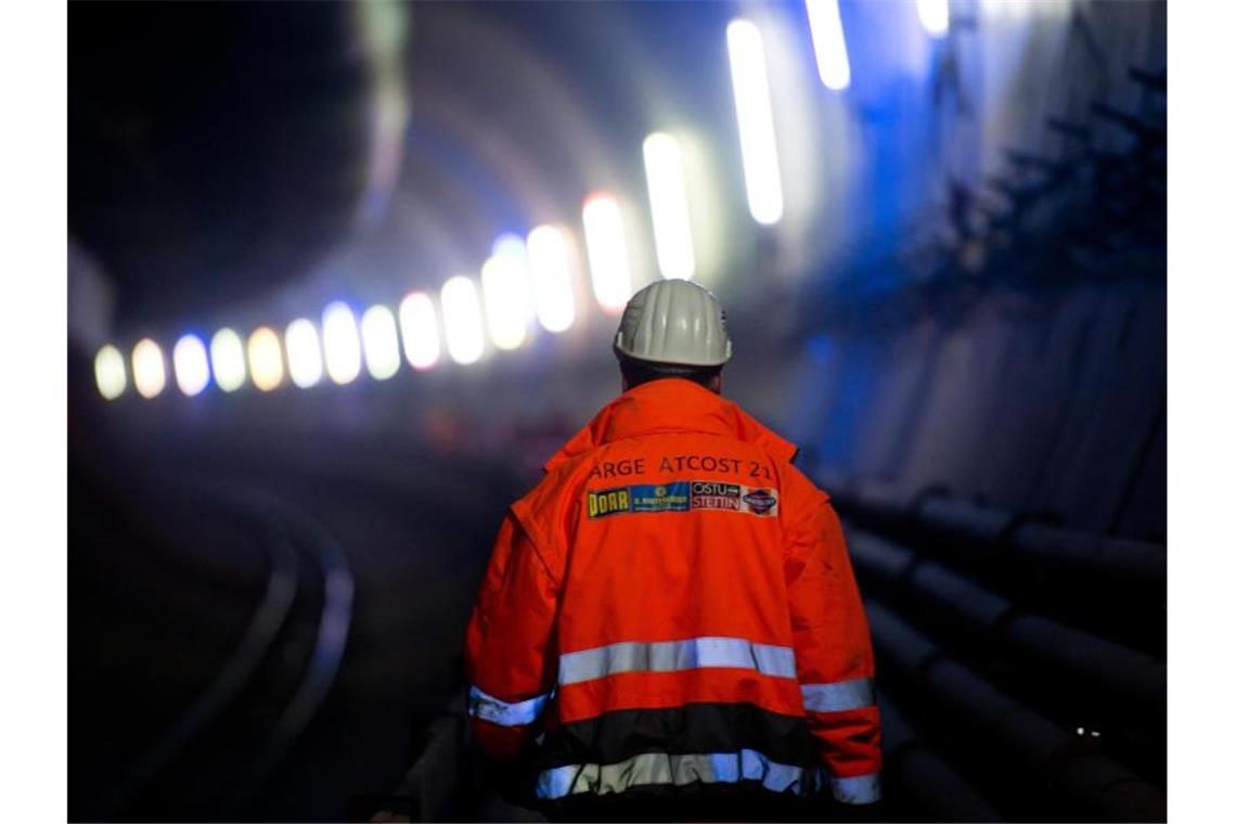 Ein Mann läuft durch den Fildertunnel, in dem am Bahnprojekt Stuttgart-Ulm gearbeitet wird. Foto: Daniel Naupold/Archivbild