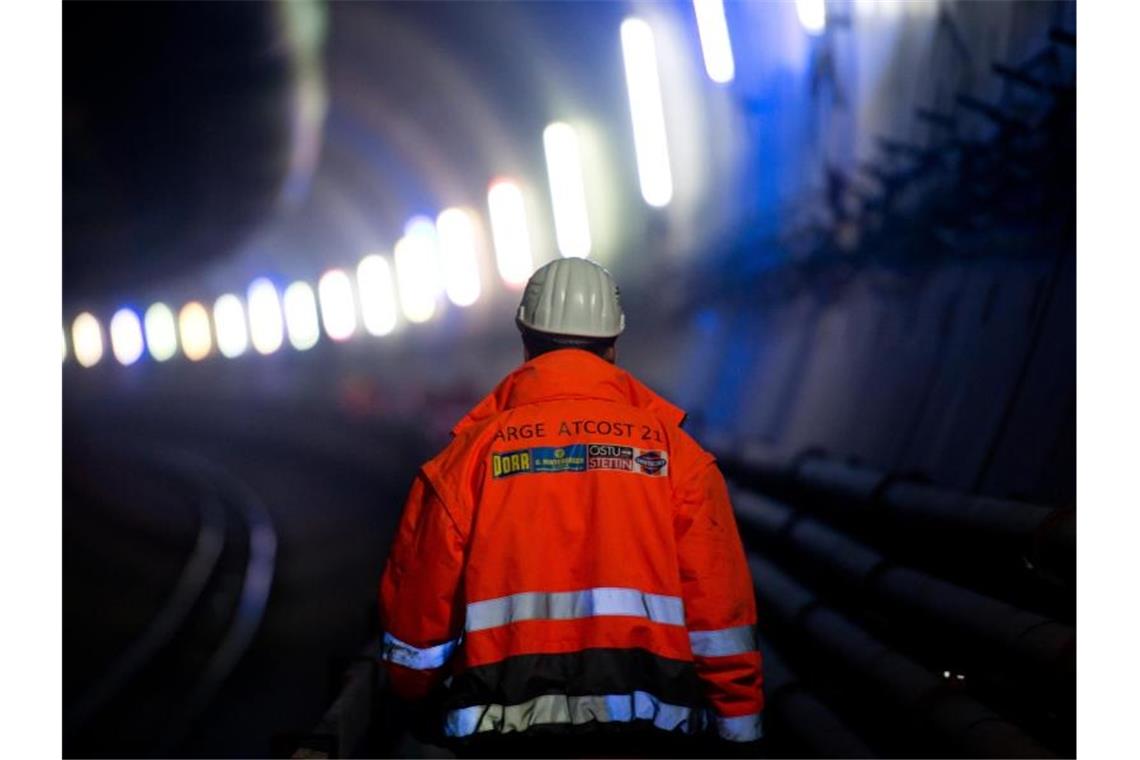 Ein Mann läuft durch den Fildertunnel, in dem am Bahnprojekt Stuttgart-Ulm gearbeitet wird. Foto: Daniel Naupold/Archiv