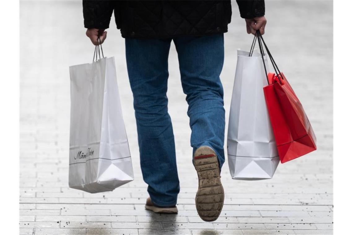 EU-Agentur: Umweltfolgen von Textilien verringern Ein Mann läuft mit Einkaufstaschen durch die Innenstadt von Hannover. Jeder Einwohner der Europäischen Union konsumiert pro Jahr im Durchschnitt knapp 15 Kilogramm an Bekleidung und weiteren Textilien. Foto: Julian Stratenschulte/dpa