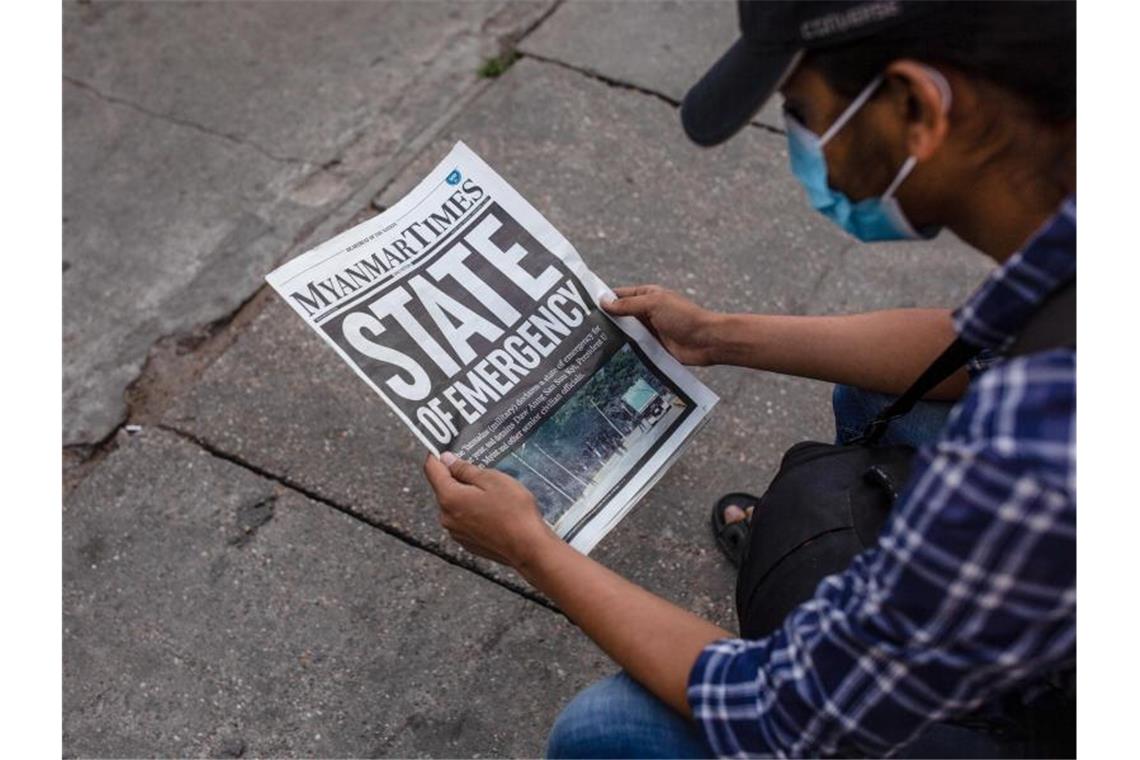 Myanmars Militär ernennt nach Putsch Kabinett Ein Mann liest in Rangun die Zeitung „Myanmar Times“ mit der Schlagzeile „Ausnahmezustand“. Foto: Aung Kyaw Htet/SOPA Images via ZUMA Wire/dpa