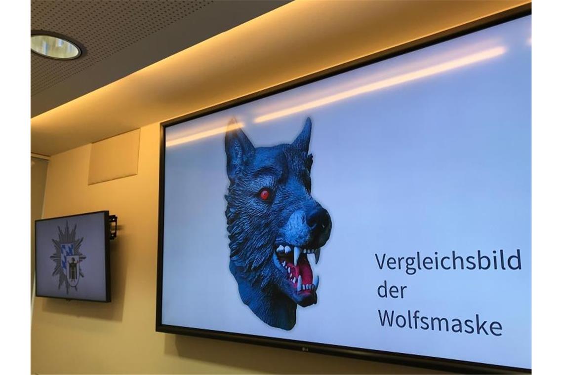 Ein Mann mit einer Wolfsmaske zerrte ein Mädchen in ein Gebüsch und vergewaltigte das Kind. Foto: Wera Engelhardt/dpa