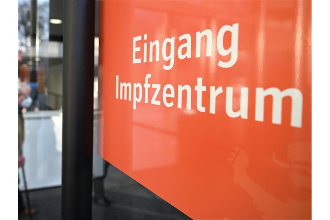 Inzidenzwert sinkt im Südwesten weiter: Vier Kreise unter 50 Ein Mann mit Gehhilfe geht zu den Impfstraßen. Foto: Felix Kästle/dpa/Symbolbild