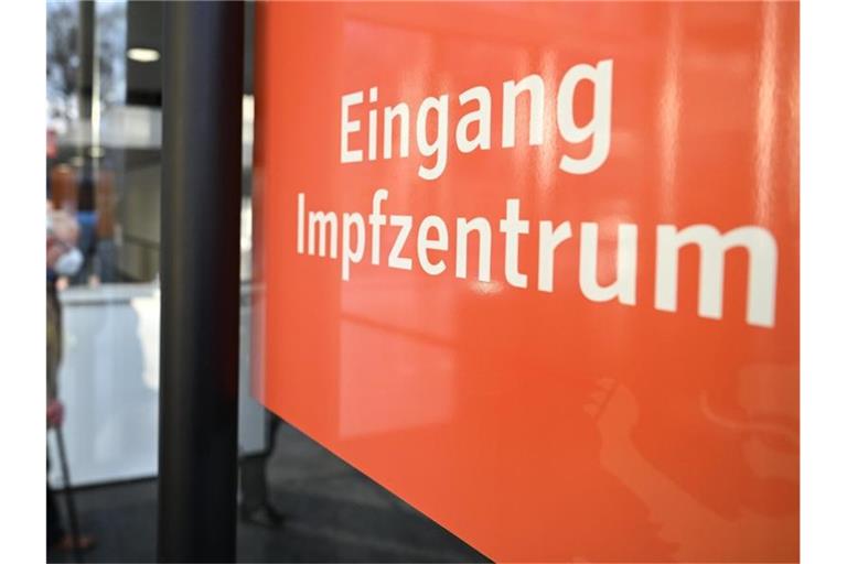 Ein Mann mit Gehhilfe geht zu den Impfstraßen. Foto: Felix Kästle/dpa/Symbolbild