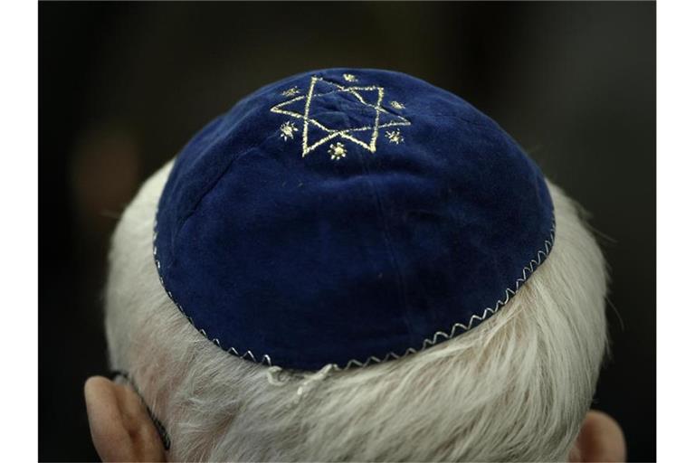 Ein Mann mit Kippa in einer Synagoge. Im vergangenen Jahr ist die Zahl antisemitischer Straftaten bundesweit stark gestiegen. Foto: Fredrik Von Erichsen
