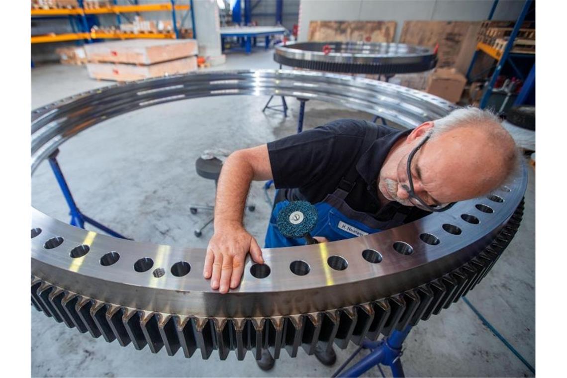 Ein Mann prüft ein Zahnrad-Außenring. Die deutsche Metall- und Elektroindustrie erwartet rund 2,2 Millionen Beschäftigte in Kurzarbeit. Foto: Jens Büttner/dpa-Zentralbild/dpa