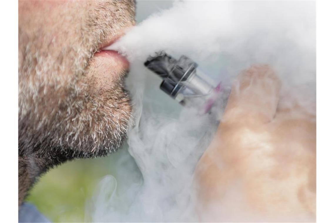 Ein Mann raucht eine E-Zigarette. Ab nächstem Jahr soll neben der Mehrwertsteuer auch eine Tabaksteuer fällig werden. Foto: Lisa Ducret/dpa