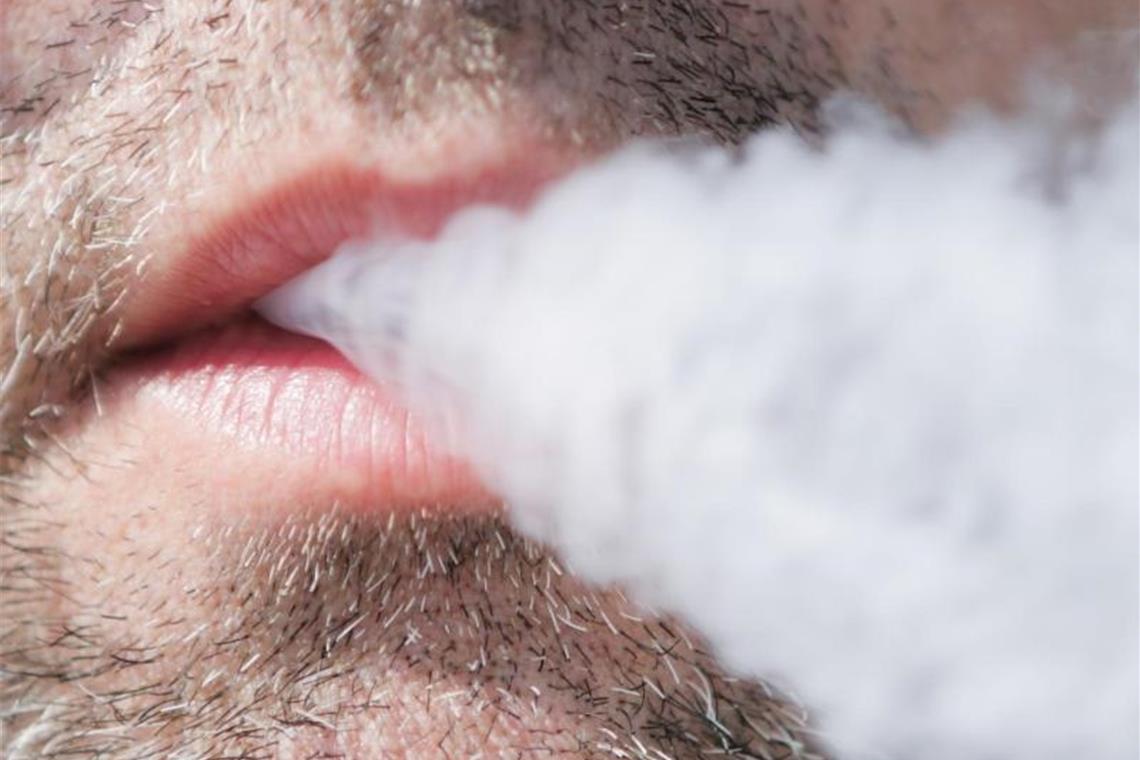 Ein Mann raucht eine E-Zigarette. Foto: Lisa Ducret/dpa