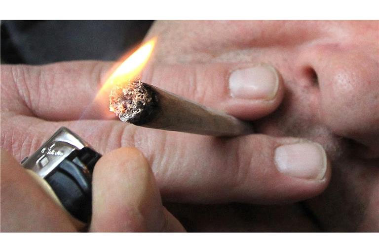 Ein Mann raucht eine selbst gedrehte Cannabis-Zigarette. Als erstes Bundesland hat Bayern einen Bußgeld-Katalog für Verstöße gegen das Cannabisgesetz beschlossen.