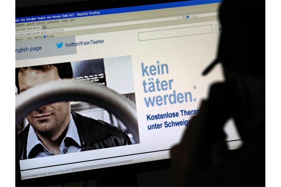 Ein Mann schaut auf die Homepage des Präventionsprojektes „Kein Täter werden“. Foto: Bernd Wüstneck/dpa-Zentralbild/dpa/Symbolbild