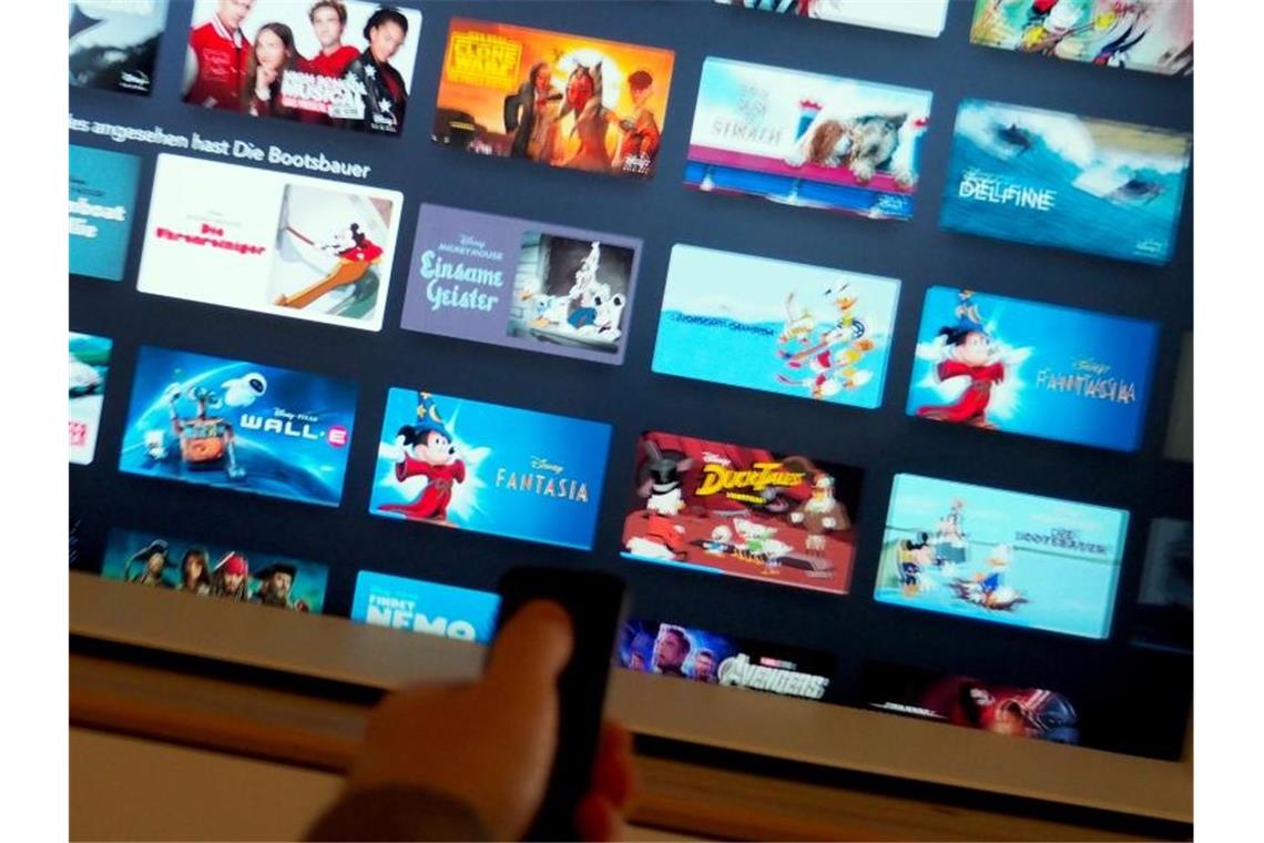 Disney enttäuscht Anleger entgegen Erwartungen Ein Mann schaut sich das Angebot des Streamingservices des Unterhaltungsriesen Disney an. Foto: Till Simon Nagel/dpa-tmn/dpa