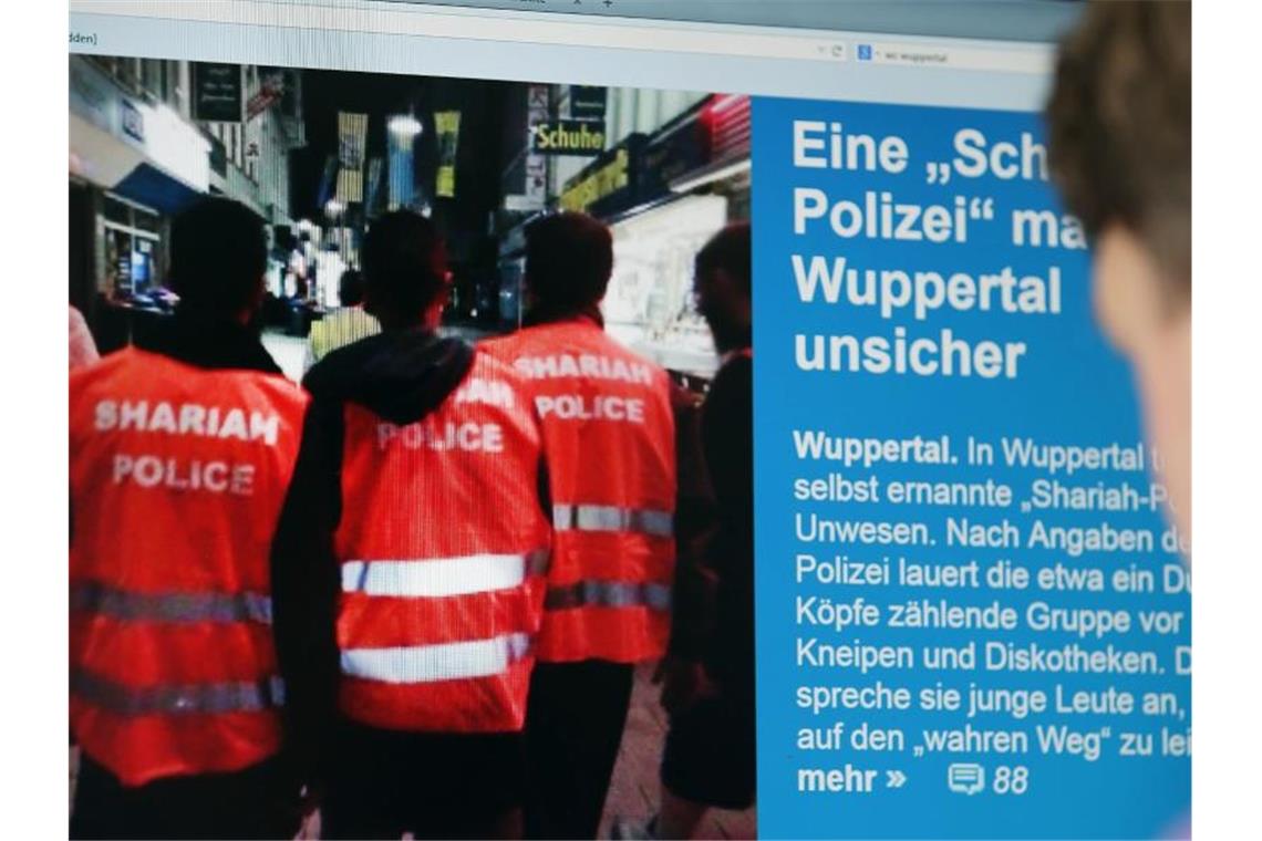 Ein Mann schaut sich die Berichterstattung über die „Scharia-Polizei“ im Internet an. Der Prozess wird im Wuppertaler Landgericht neu aufgerollt. Foto: Oliver Berg