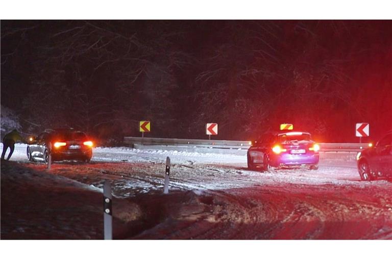 Ein Mann schiebt ein festgefahrenes Auto auf der Bundesstraße 14 bei Sulzbach an der Murr an.