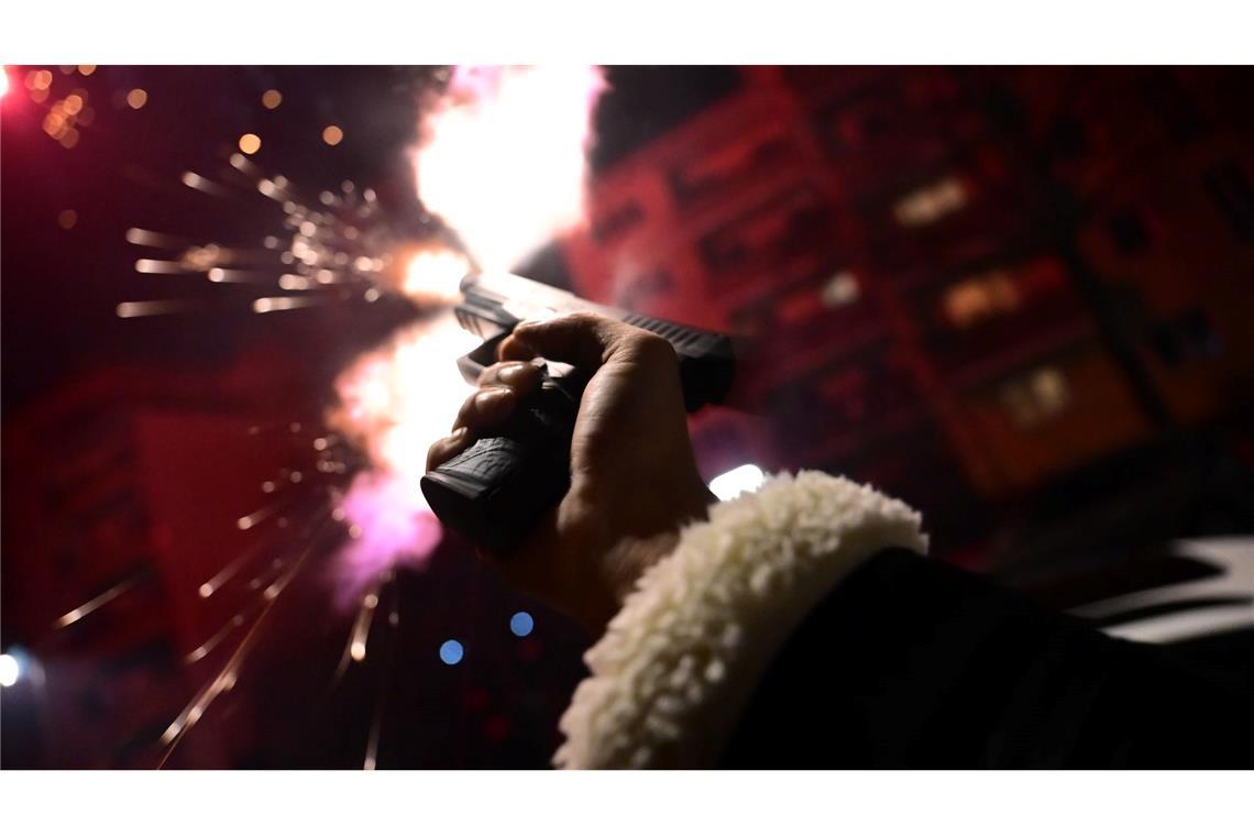 Ein Mann schießt während der Silvesternacht in Berlin mit einer Schreckschusspistole.