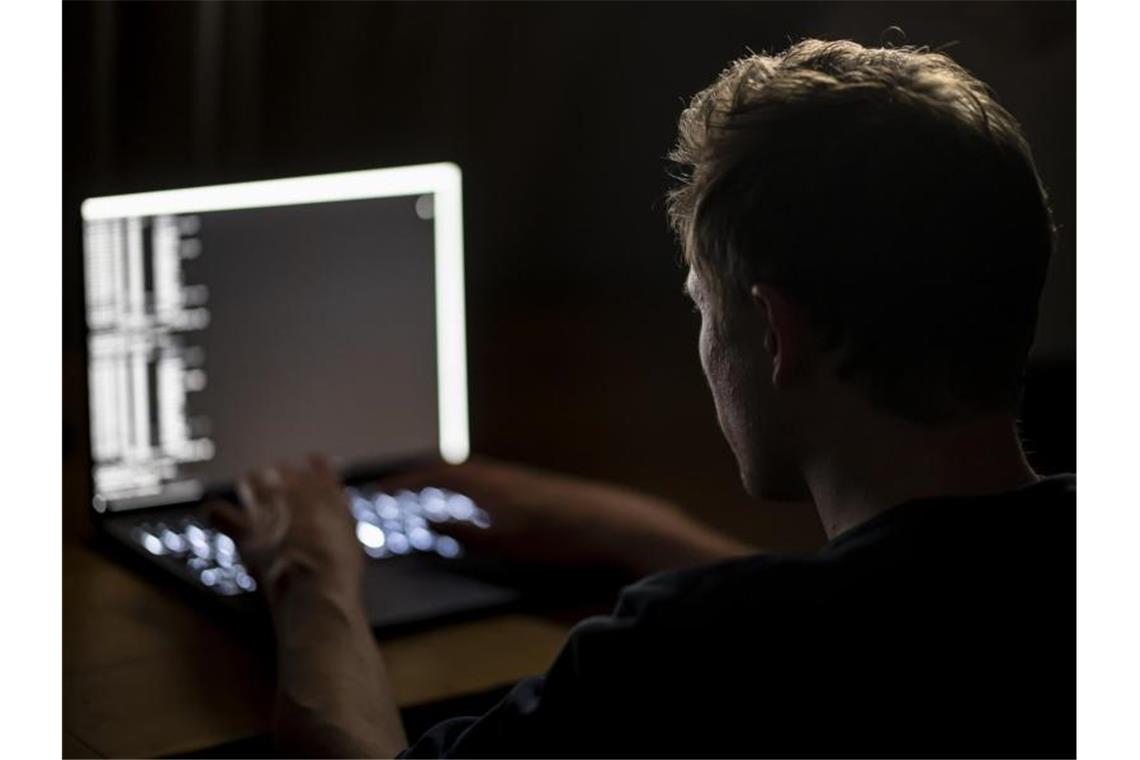 Ein Mann schreibt auf der Tastatur eines Laptops (Symbolbild). Attacken mit Erpressungs-Software hatten zuletzt wiederholt für Schlagzeilen gesorgt. Foto: Fabian Sommer/dpa