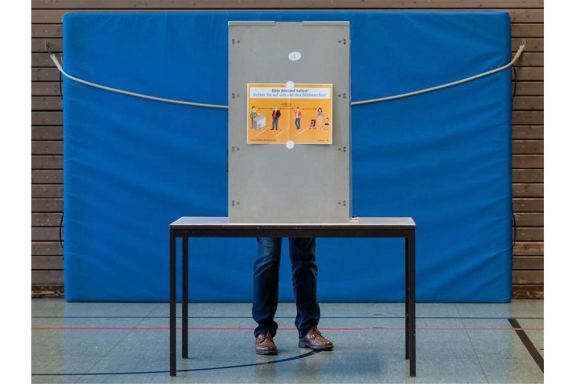Ein Mann seine Stimme in einem Wahllokal ab. Foto: Sebastian Gollnow/dpa