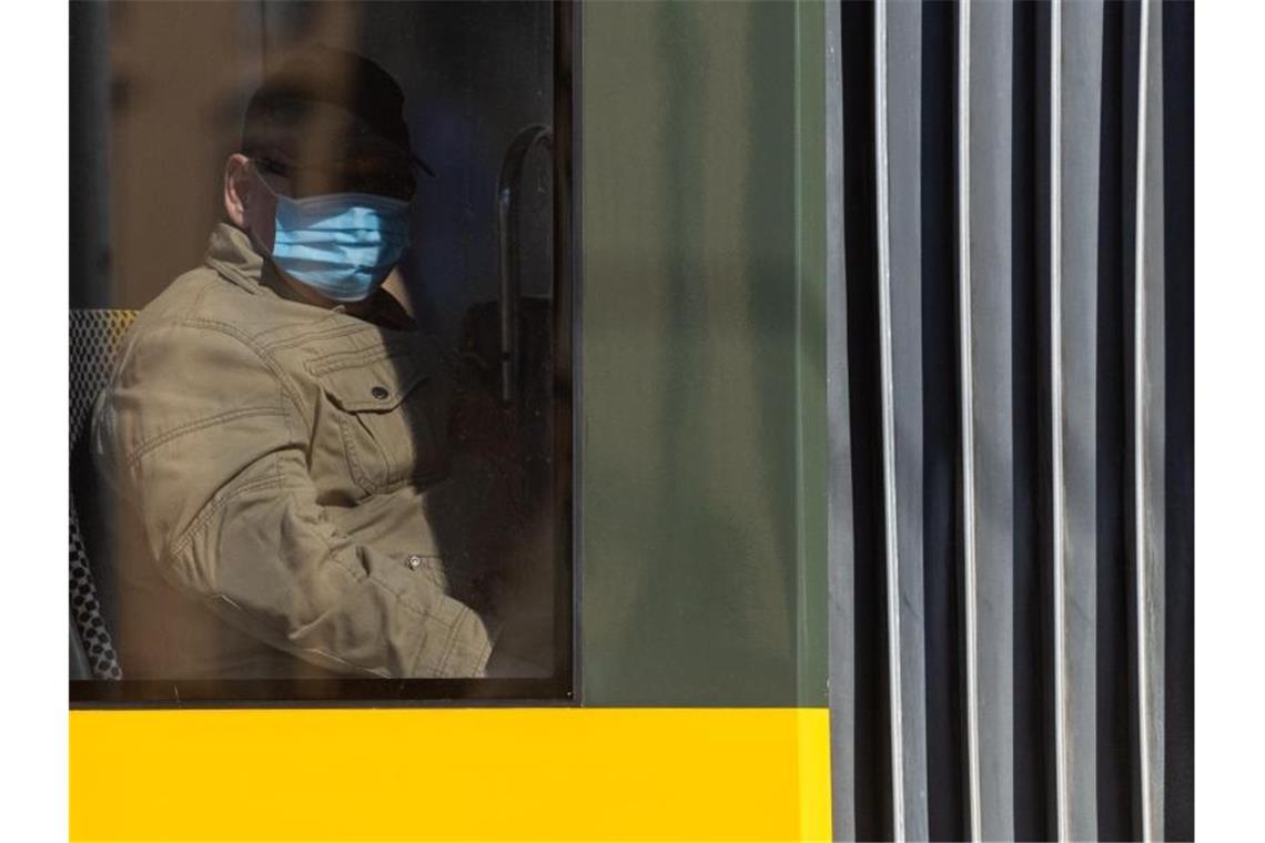 Polizisten kontrollieren Maskenpflicht in Bussen und Bahnen