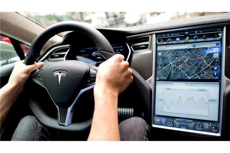 Ein Mann sitzt in einem Tesla Model S am Lenkrad: Elon Musk sagt, er sei mit seinen Versprechen zu selbstfahrenden Autos oft zu optimistisch gewesen.