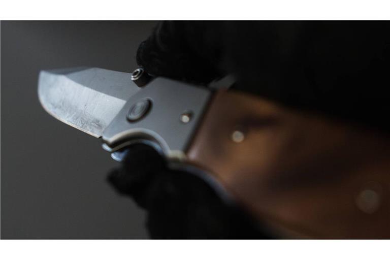 Ein Mann soll eine Zwölfjährige mit einem Messer bedroht haben (Symbolbild).