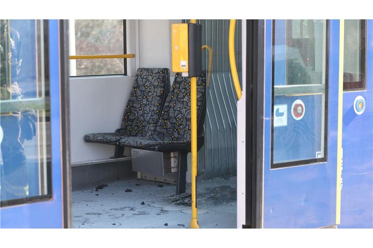 Ein Mann soll seine Ehefrau in der Straßenbahn angezündet haben. (Archivbild)