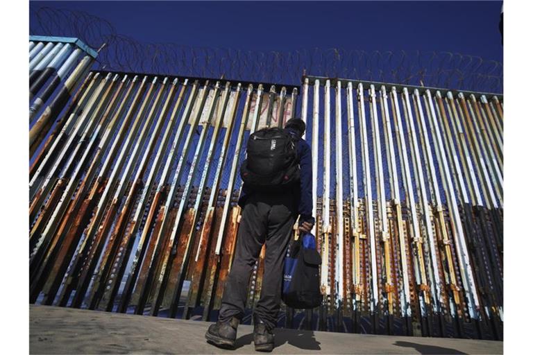 Ein Mann steht an der US-mexikanischen Grenze in Tijuana. Foto: Marco Ugarte/AP/dpa