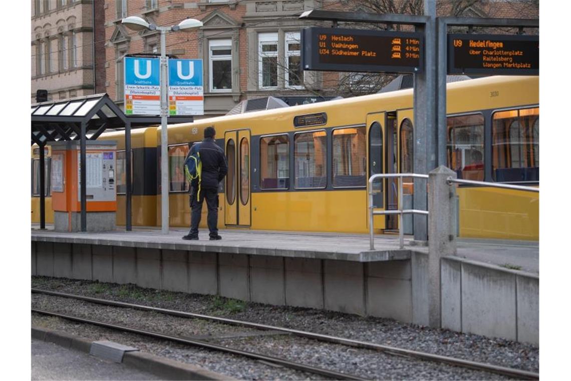 Ein Mann steht an einer Stadtbahnhaltestelle in der Innenstadt. Foto: Marijan Murat/dpa/Archivbild