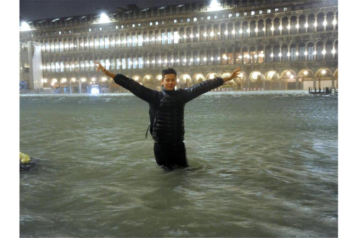 „Apokalyptische Zerstörung“: Hochwasser verwüstet Venedig Ein Mann steht im Hochwasser auf dem überschwemmten Markusplatz. Foto: Andrea Merola/ANSA/AP/dpa