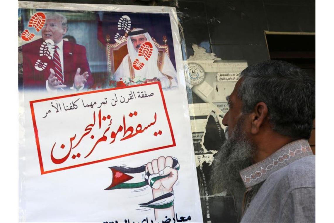 Ein Mann steht vor einem geschlossenem Geschäft in Chan Yunis. Palästinenser im Gazastreifen streiken aus Protest gegen die Konferenz in Bahrain. Foto: Ashraf Amra/APA Images via ZUMA Wire