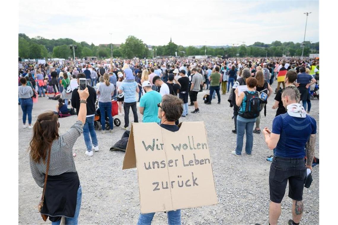 Ein Mann steht während einer Protestkundgebung der Initiative „Querdenken 711“ auf dem Cannstatter Wasen. Foto: Sebastian Gollnow/dpa/Archivibild