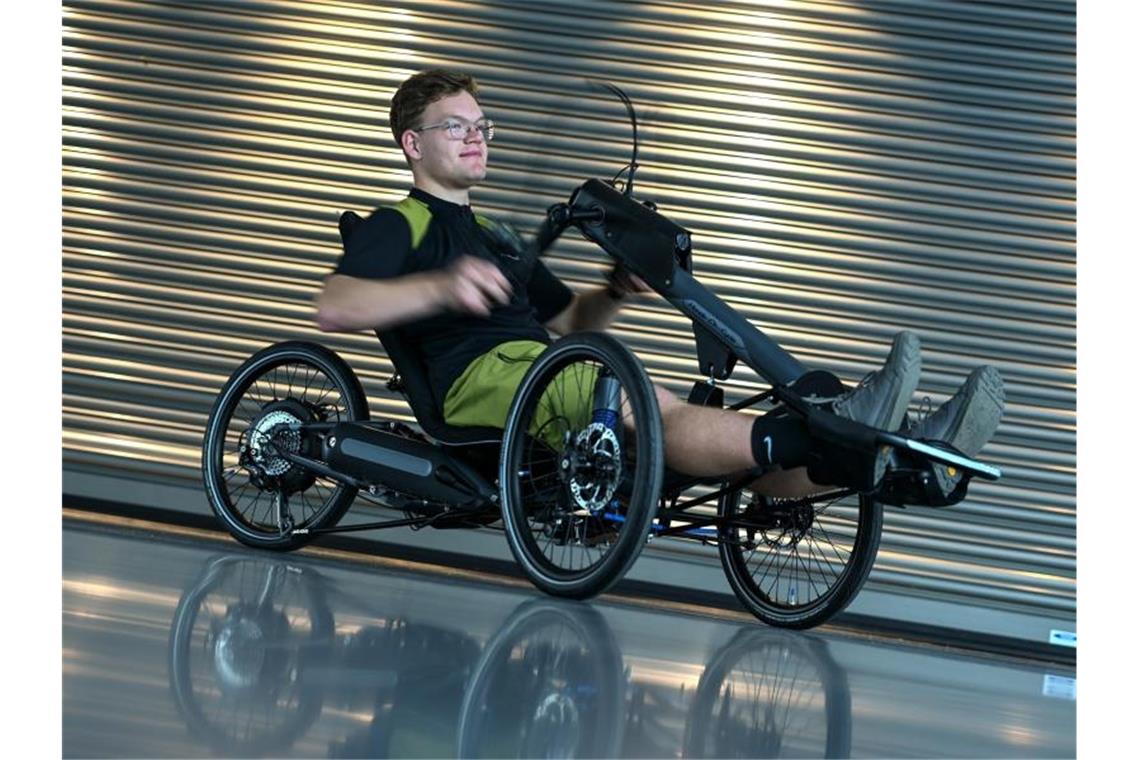 Boom-Branche Fahrrad: Messe Eurobike zeigt Neuheiten Ein Mann stellt vor Beginn der Eurobike-Messe das Liegerad „Hands-on-Cycle“ vor. Foto: Felix Kästle/dpa
