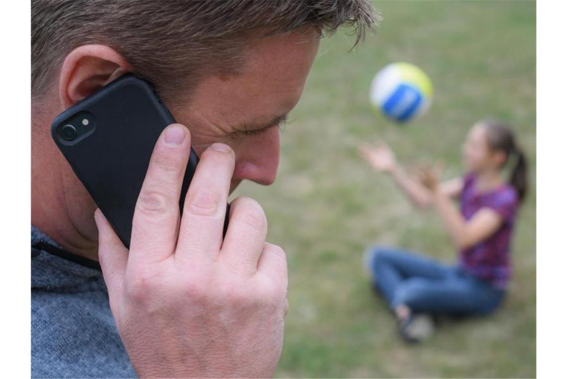 Ein Mann telefoniert mit seinem Smartphone. Foto: Patrick Pleul/dpa-Zentralbild/ZB/Symbolbild