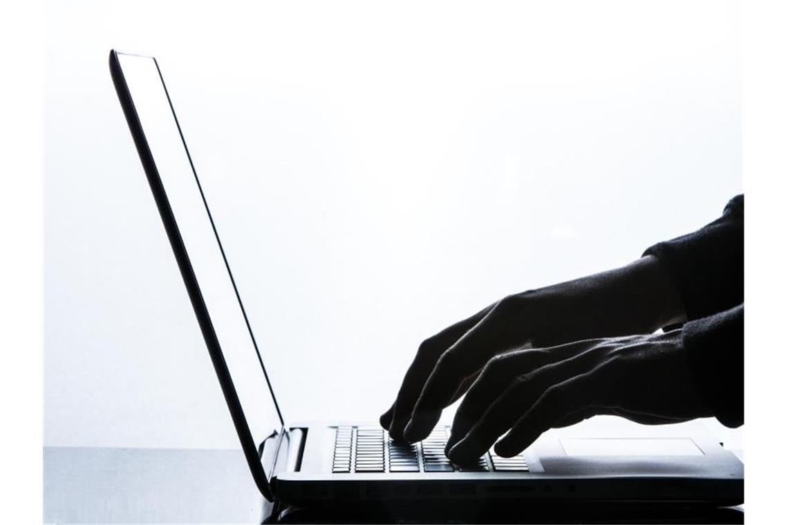 Ein Mann tippt auf einer Tastatur eines Laptops. Foto: Silas Stein/dpa/Symbolbild