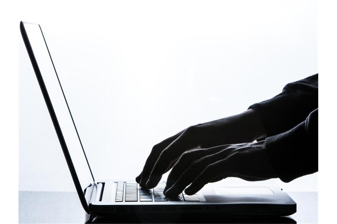 Ein Mann tippt auf einer Tastatur eines Laptops. Foto: Silas Stein/dpa/Symbolbild