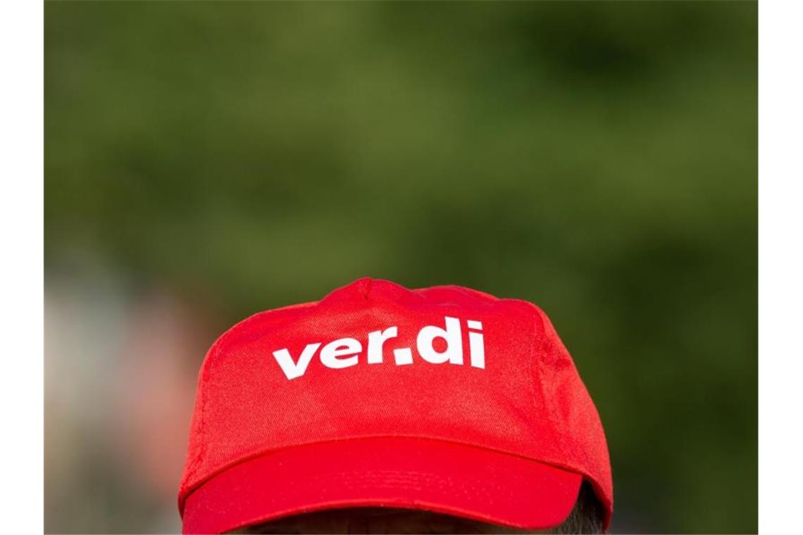 Ein Mann trägt beim Warnstreik eine Mütze mit dem Verdi Logo. Foto: Christophe Gateau/dpa/Archiv