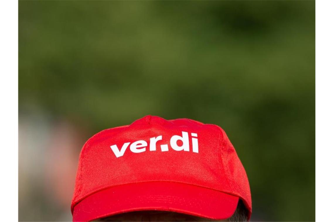 Ein Mann trägt beim Warnstreik eine Mütze mit dem Verdi Logo. Foto: Christophe Gateau/dpa/Archiv